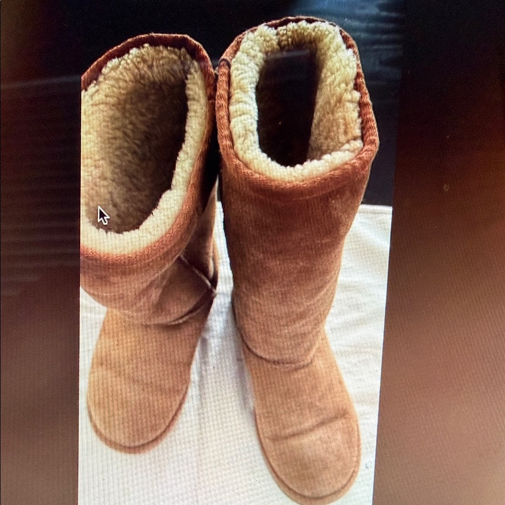 Uggs size 6 Cozy Tan Shearling-Lined Women's Boots